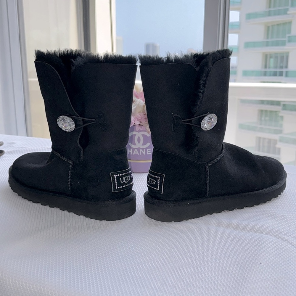 UGG Swarovski boots never worn size 8